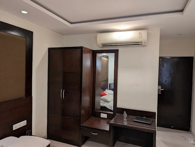 Hotel Cosmos Raj Plaza