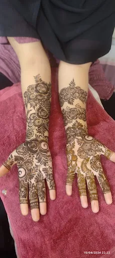Sumii professional Mahendi artist