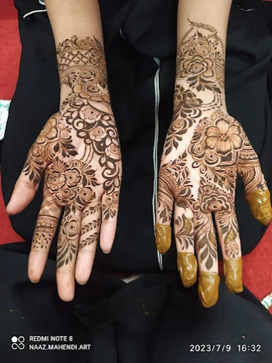 Sumii professional Mahendi artist
